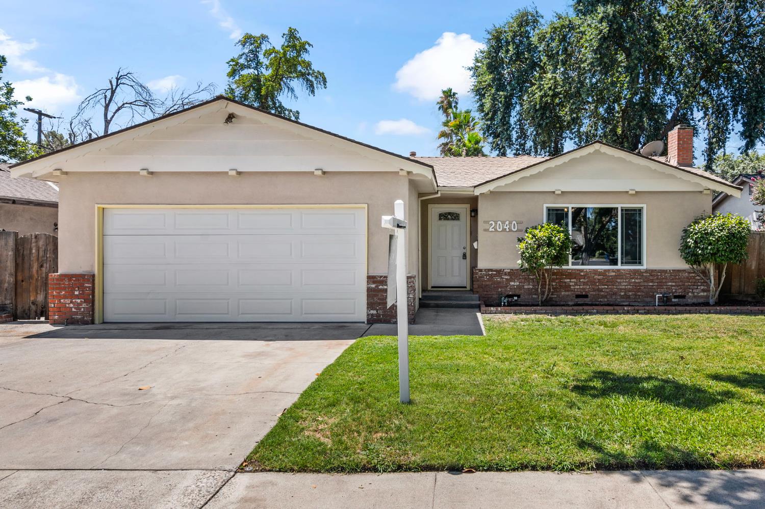 Detail Gallery Image 1 of 40 For 2040 Edgebrook Dr, Modesto,  CA 95354 - 3 Beds | 2 Baths