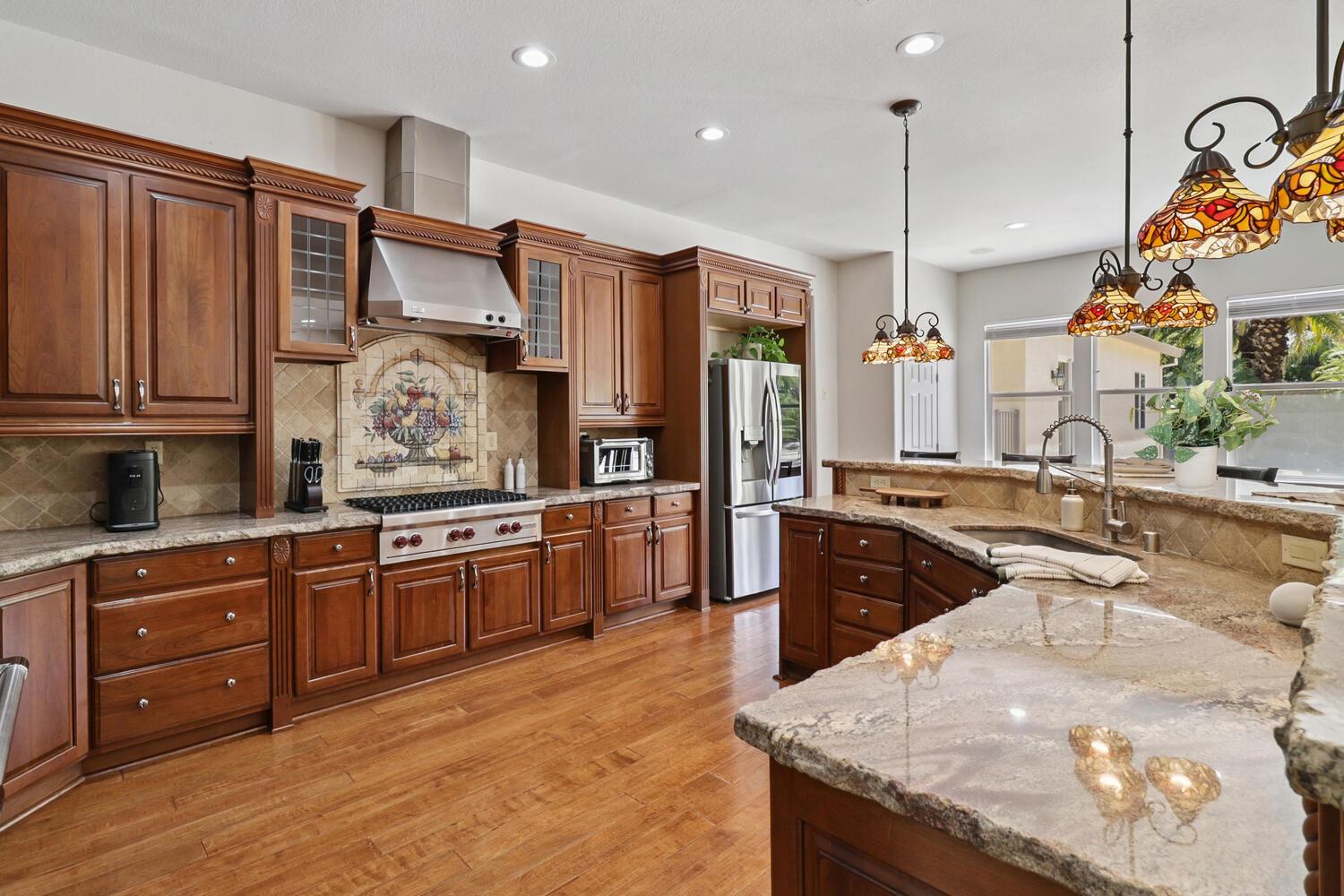 Detail Gallery Image 22 of 92 For 9896 Silvergate Ln, Elk Grove,  CA 95624 - 5 Beds | 3 Baths