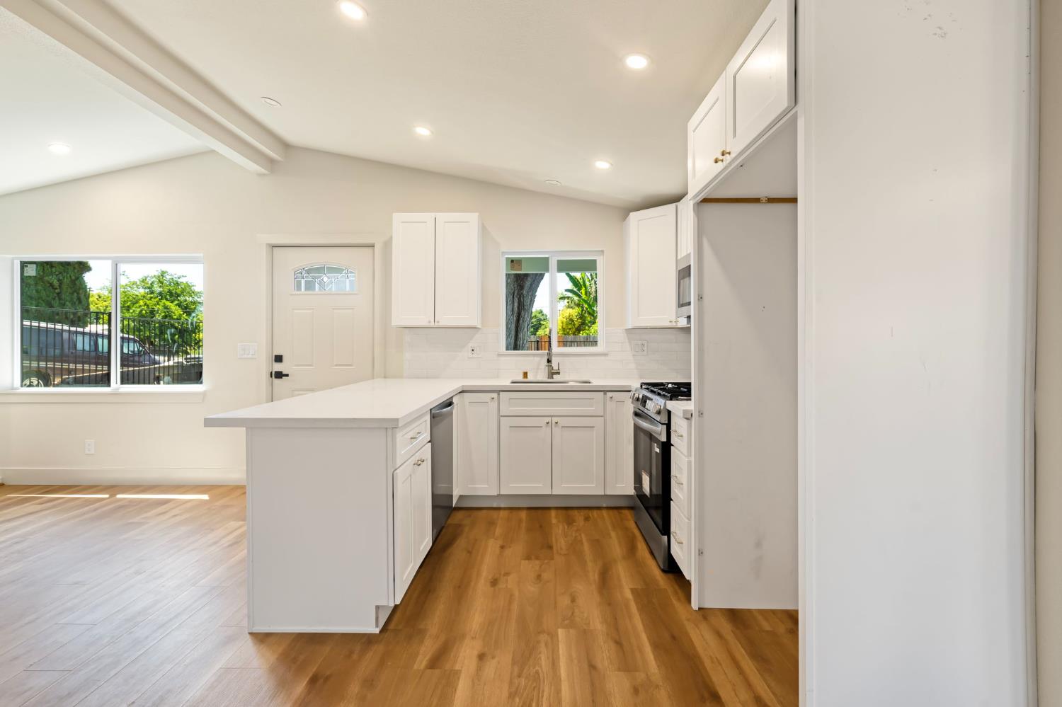 Detail Gallery Image 7 of 23 For 3889 32nd, Sacramento,  CA 95824 - 3 Beds | 2 Baths