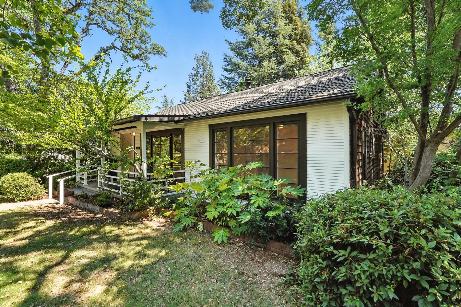 Detail Gallery Image 4 of 36 For 440 Foresthill Ave, Auburn,  CA 95603 - 3 Beds | 1 Baths