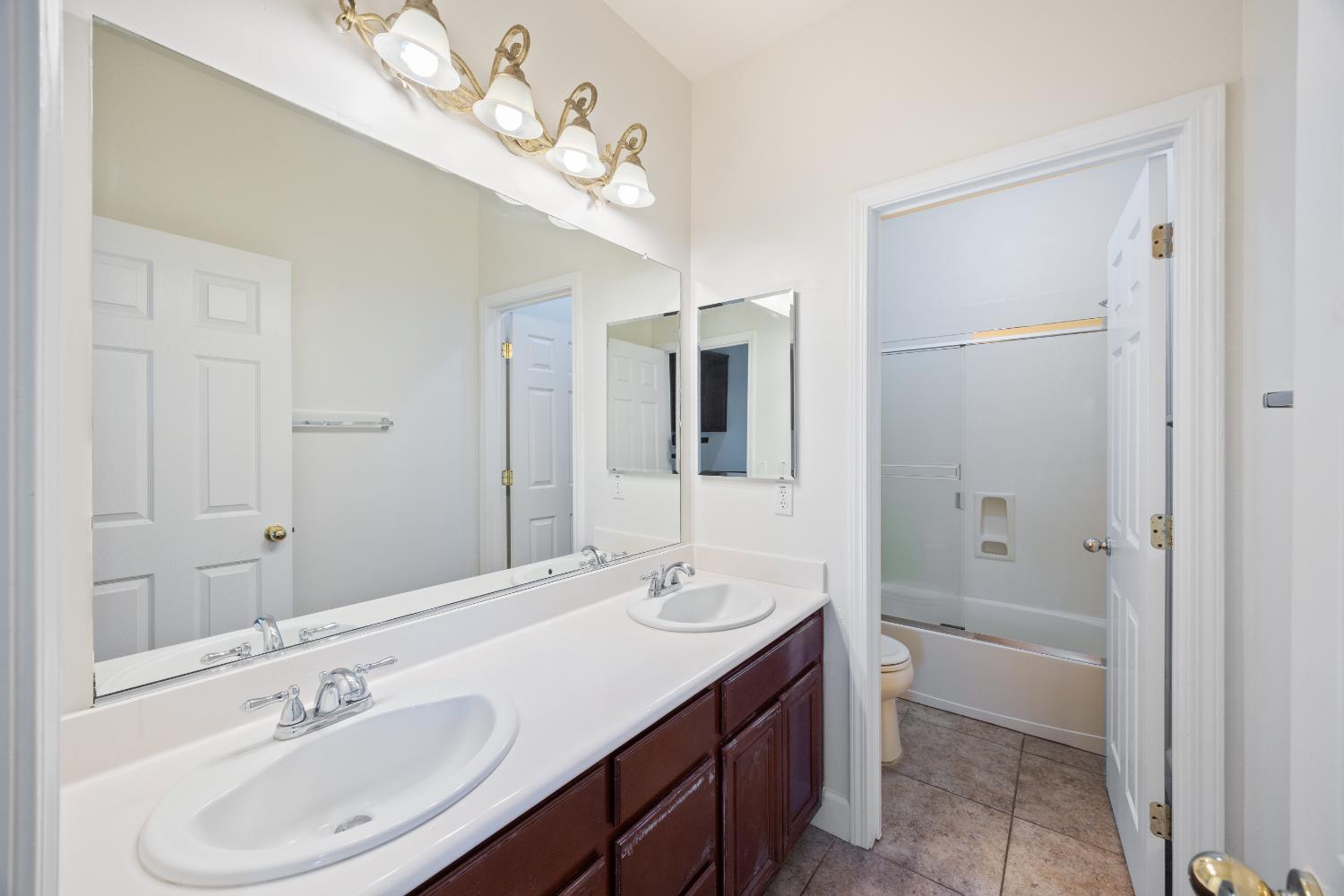 Detail Gallery Image 49 of 78 For 6904 Rio Tejo Way, Elk Grove,  CA 95757 - 5 Beds | 3 Baths