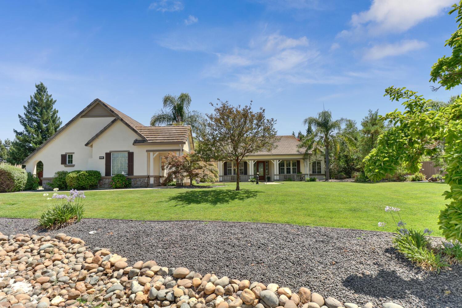 Detail Gallery Image 6 of 92 For 9896 Silvergate Ln, Elk Grove,  CA 95624 - 5 Beds | 3 Baths