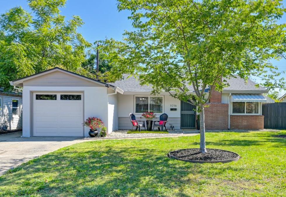 Detail Gallery Image 1 of 24 For 1016 Hampton Rd, Sacramento,  CA 95864 - 2 Beds | 1 Baths