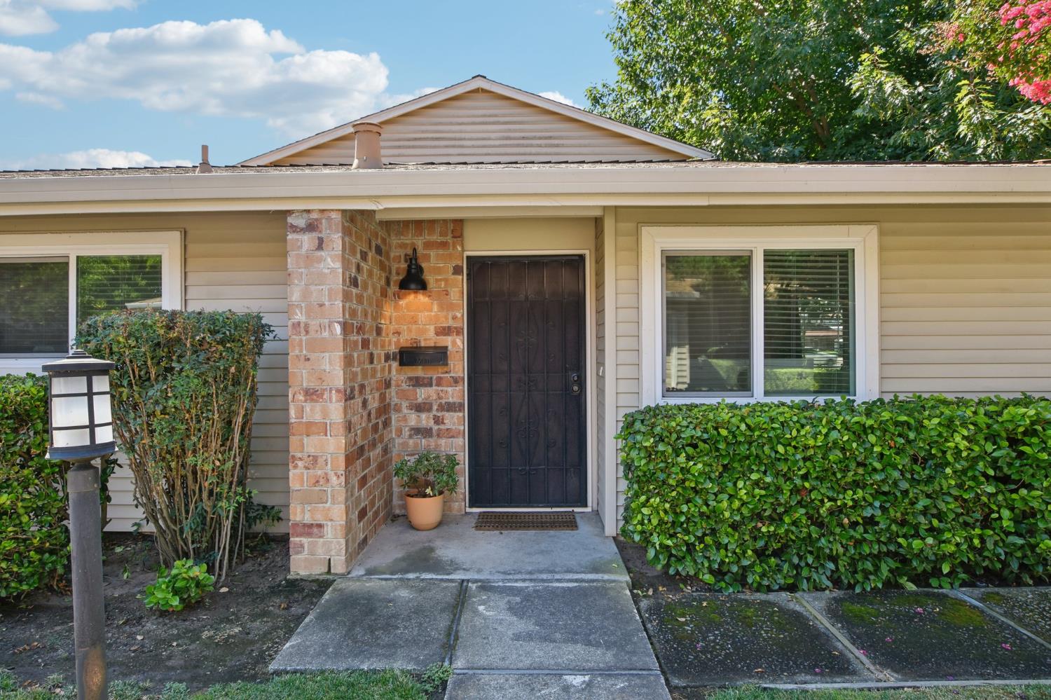 Detail Gallery Image 2 of 22 For 8363 La Riviera Dr, Sacramento,  CA 95826 - 2 Beds | 1/1 Baths