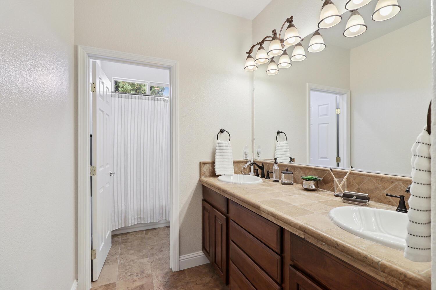 Detail Gallery Image 42 of 92 For 9896 Silvergate Ln, Elk Grove,  CA 95624 - 5 Beds | 3 Baths