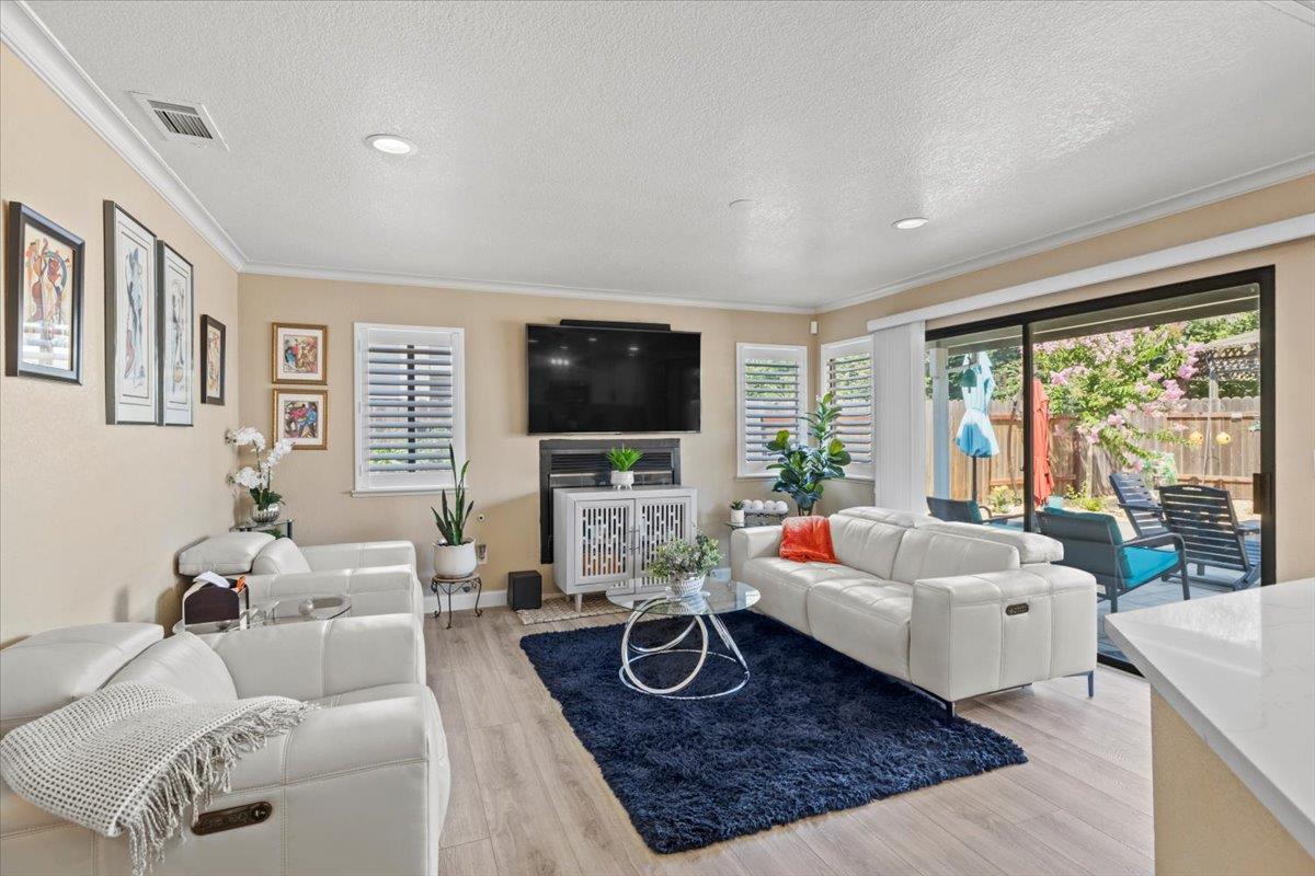 Detail Gallery Image 11 of 41 For 9128 Miners Creek Ct, Elk Grove,  CA 95758 - 4 Beds | 2/1 Baths