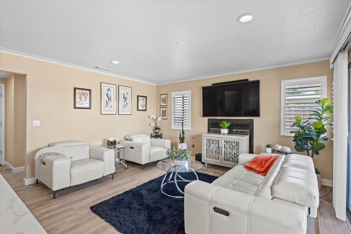 Detail Gallery Image 12 of 41 For 9128 Miners Creek Ct, Elk Grove,  CA 95758 - 4 Beds | 2/1 Baths