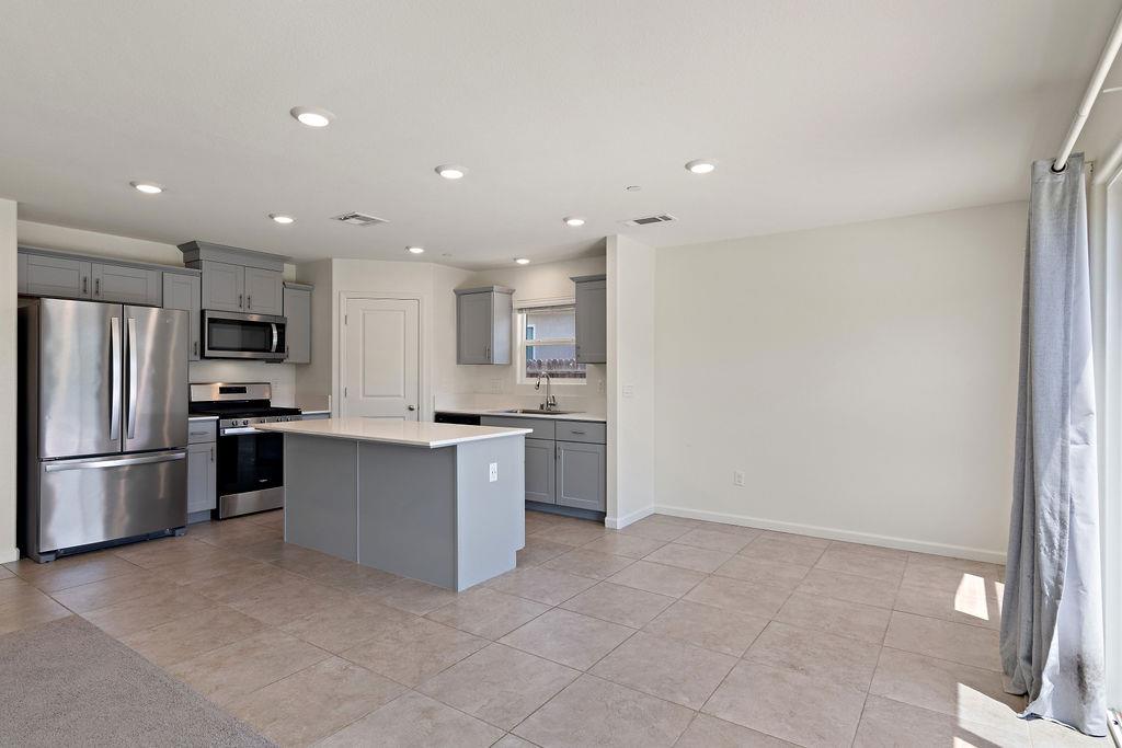Detail Gallery Image 9 of 37 For 12084 Royal Ct, Waterford,  CA 95386 - 4 Beds | 2 Baths