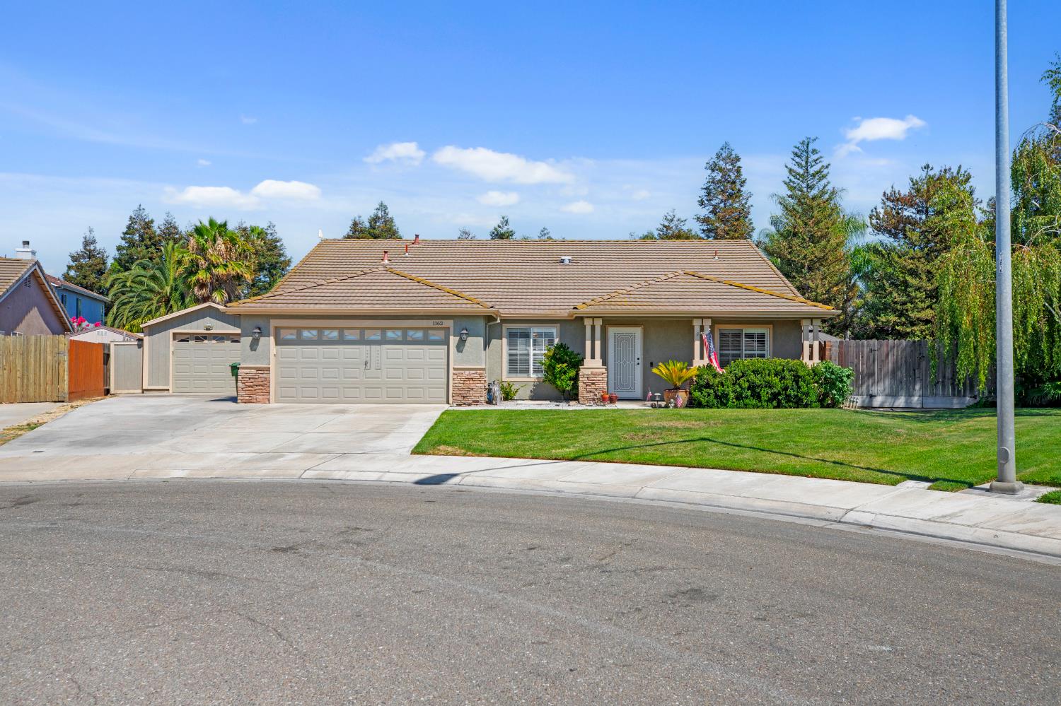 Detail Gallery Image 1 of 46 For 1162 Michelle Ct, Ripon,  CA 95366 - 5 Beds | 2 Baths