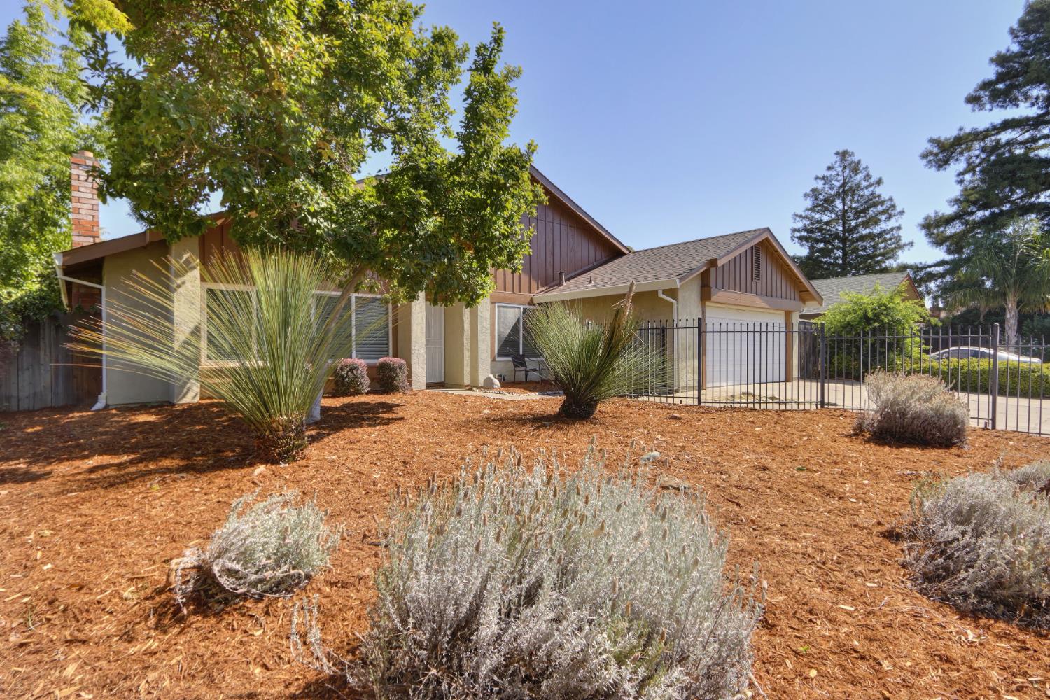 Detail Gallery Image 4 of 48 For 9013 Meadowsweet Way, Elk Grove,  CA 95624 - 4 Beds | 2 Baths