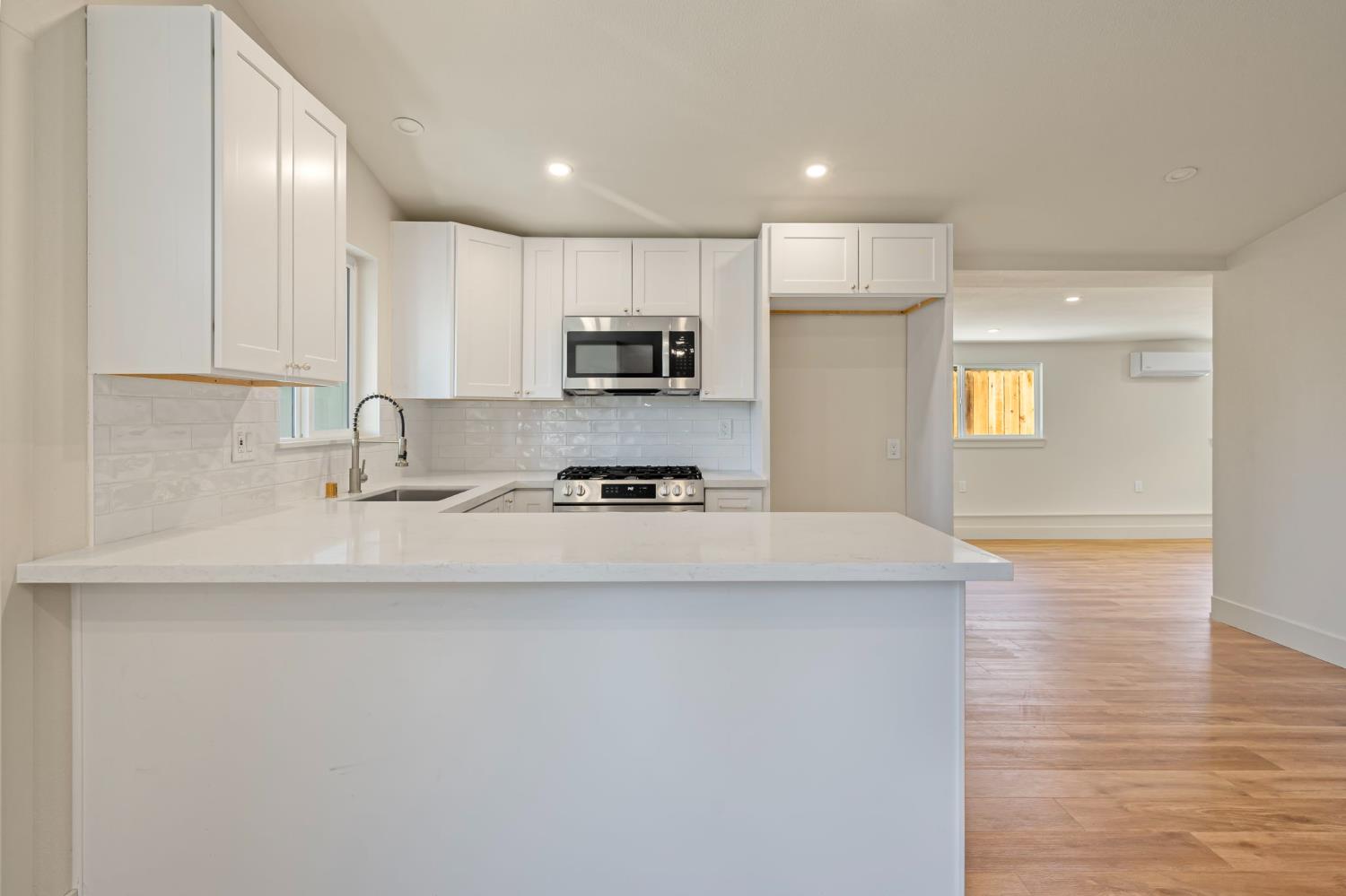 Detail Gallery Image 8 of 23 For 3889 32nd, Sacramento,  CA 95824 - 3 Beds | 2 Baths