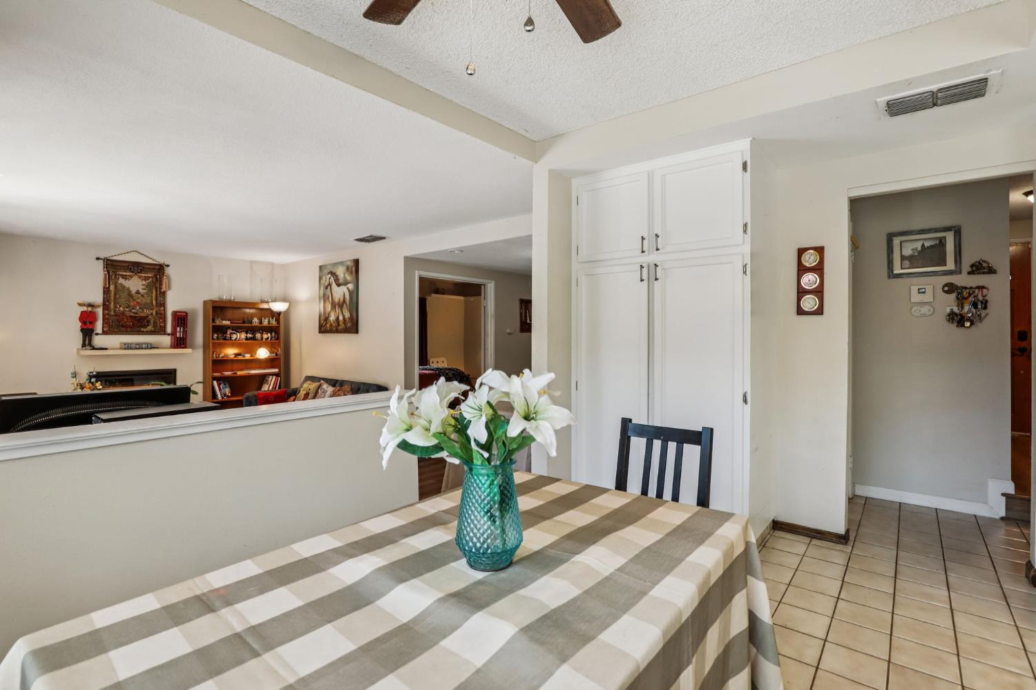 Detail Gallery Image 22 of 55 For 8058 Mesa Oak Way, Citrus Heights,  CA 95610 - 5 Beds | 3 Baths