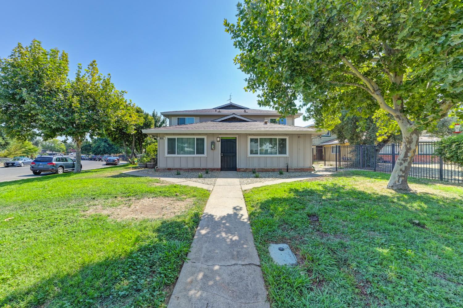 Detail Gallery Image 2 of 18 For 2400 Cava Ct, Sacramento,  CA 95825 - – Beds | – Baths