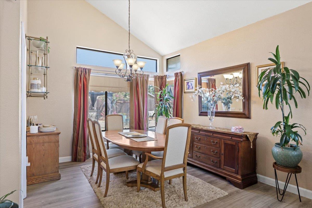 Detail Gallery Image 7 of 41 For 9128 Miners Creek Ct, Elk Grove,  CA 95758 - 4 Beds | 2/1 Baths