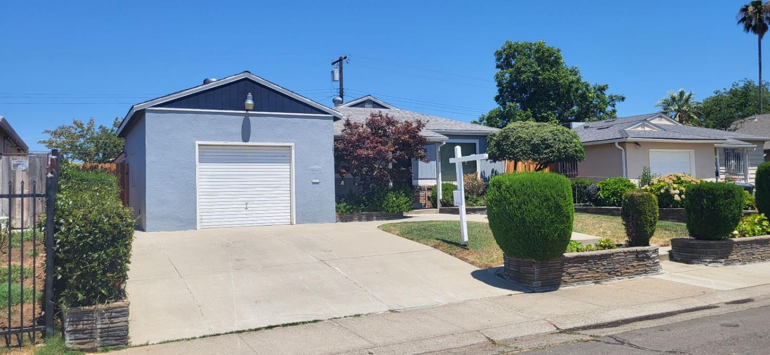 Detail Gallery Image 3 of 8 For 6801 38th Ave, Sacramento,  CA 95824 - 3 Beds | 1 Baths