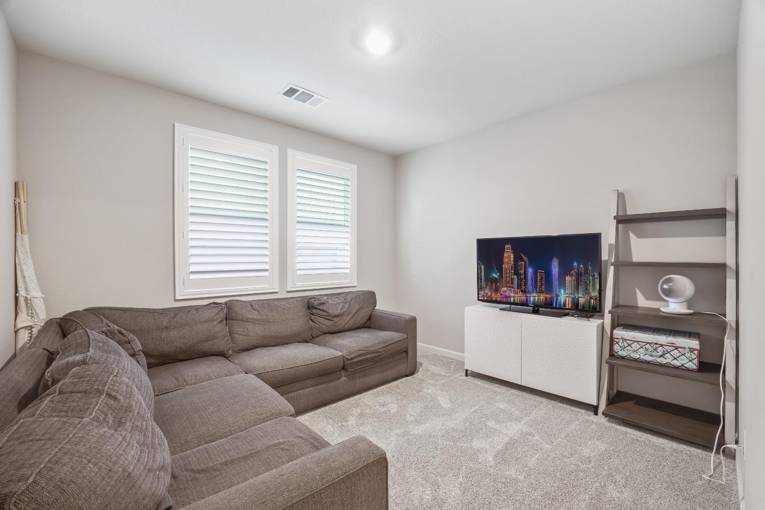 Detail Gallery Image 4 of 11 For 1402 Peterson Pl, Woodland,  CA 95776 - 3 Beds | 2 Baths