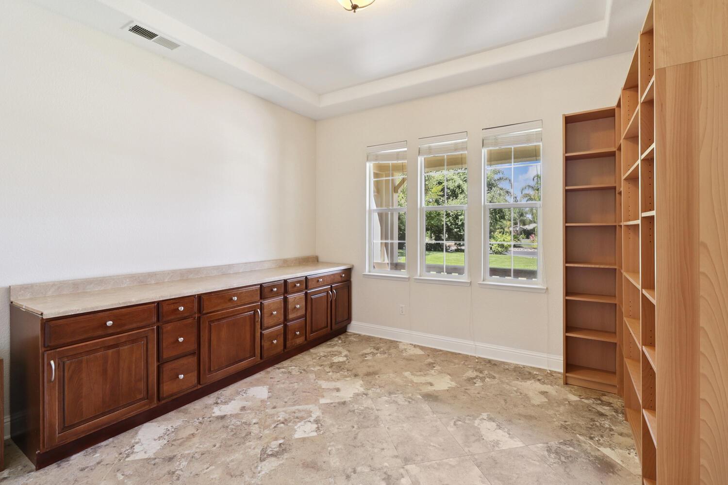 Detail Gallery Image 37 of 92 For 9896 Silvergate Ln, Elk Grove,  CA 95624 - 5 Beds | 3 Baths