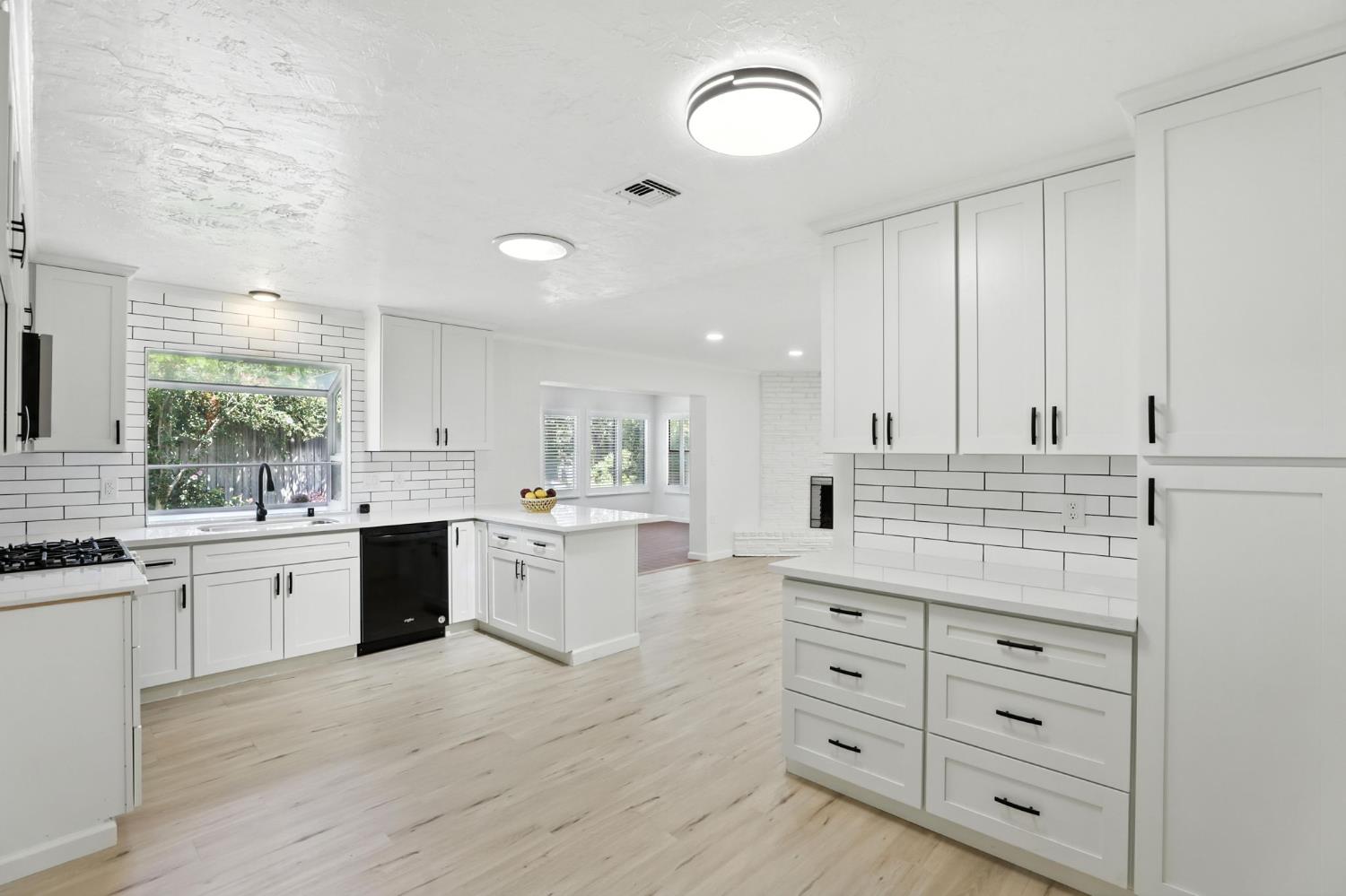Detail Gallery Image 7 of 37 For 7969 Glenbar Way, Fair Oaks,  CA 95628 - 4 Beds | 2/1 Baths