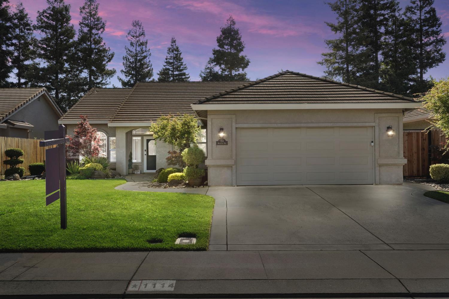 Detail Gallery Image 1 of 43 For 1114 Waterford Way, Lodi,  CA 95242 - 3 Beds | 2 Baths