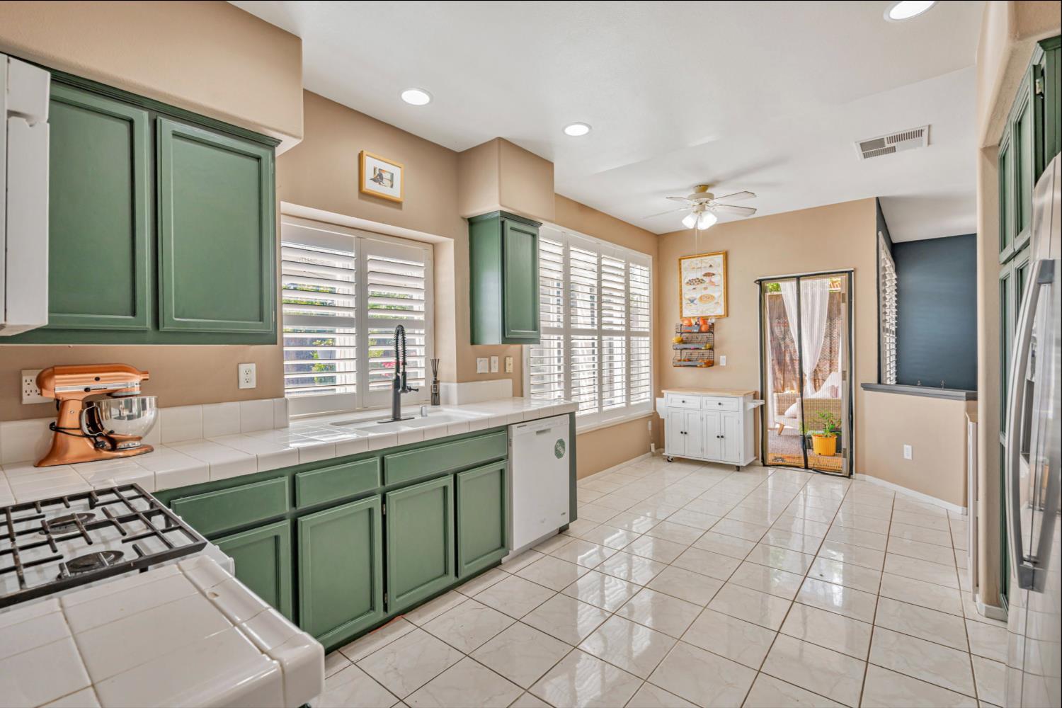 Detail Gallery Image 7 of 31 For 4864 Belford Peak Way, Antioch,  CA 94531 - 4 Beds | 3 Baths