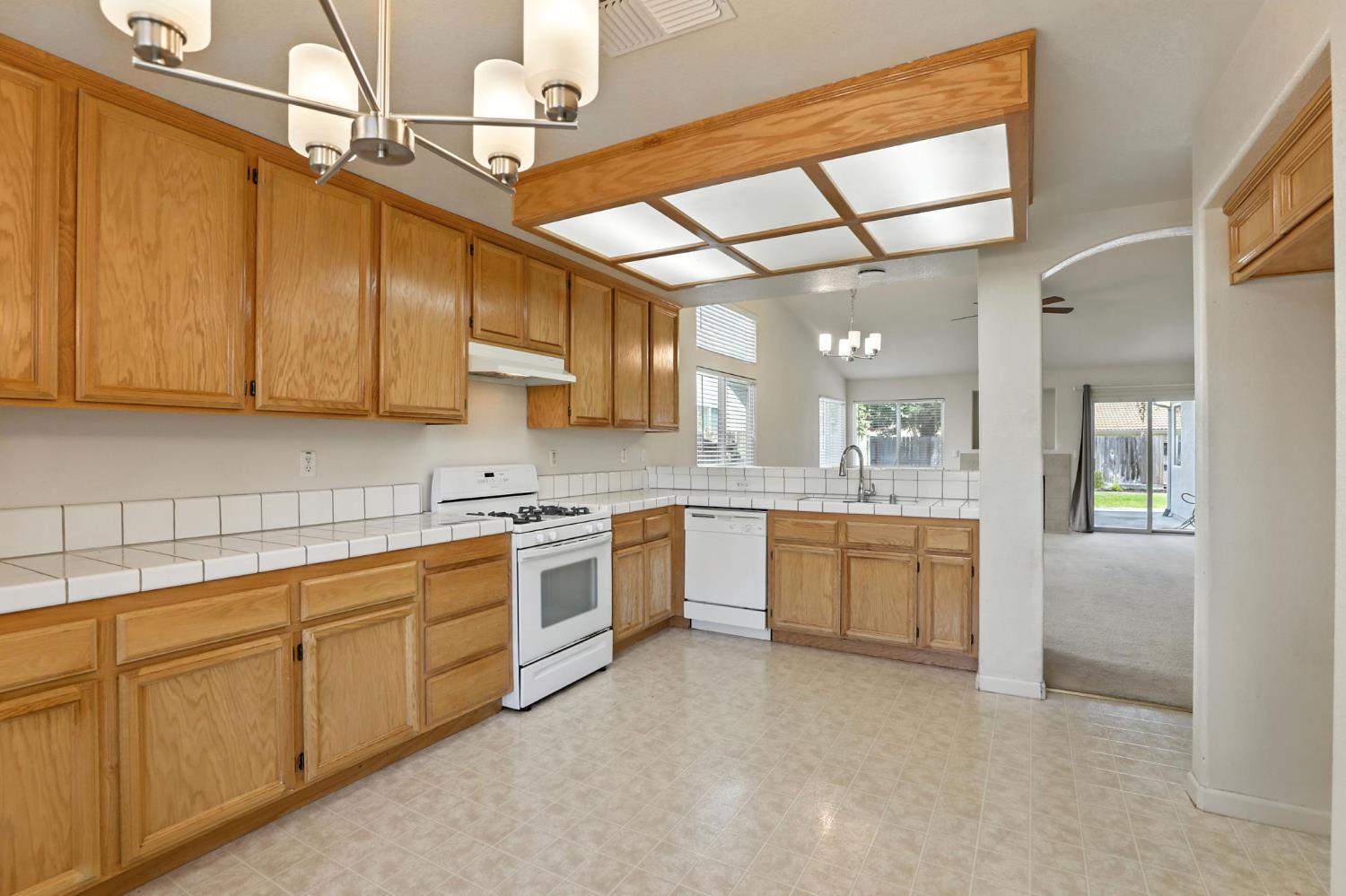 Detail Gallery Image 9 of 31 For 7105 Prazzo Way, Elk Grove,  CA 95757 - 3 Beds | 2 Baths