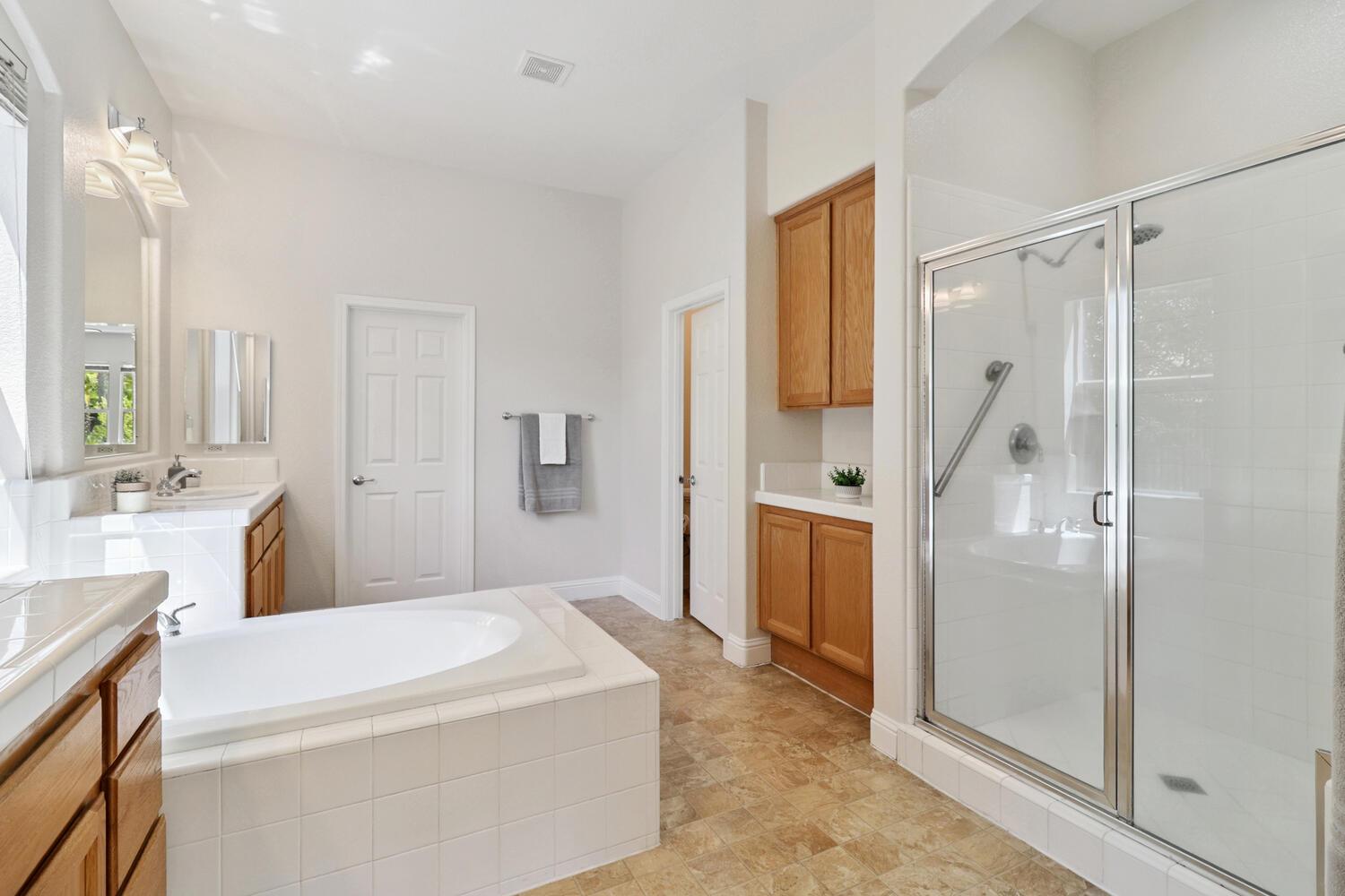 Detail Gallery Image 34 of 92 For 9896 Silvergate Ln, Elk Grove,  CA 95624 - 5 Beds | 3 Baths
