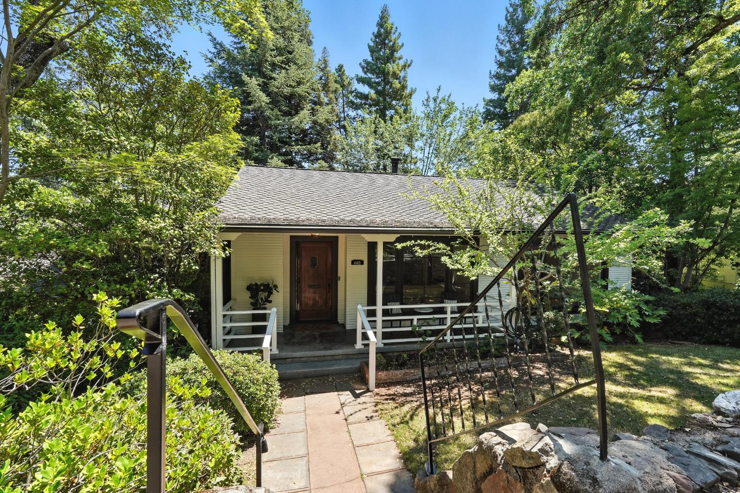 Detail Gallery Image 2 of 36 For 440 Foresthill Ave, Auburn,  CA 95603 - 3 Beds | 1 Baths