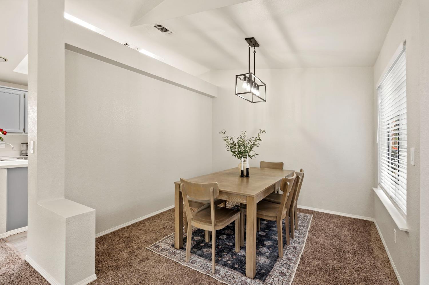 Detail Gallery Image 2 of 22 For 5279 Jacinto Ave, Sacramento,  CA 95823 - 3 Beds | 2 Baths