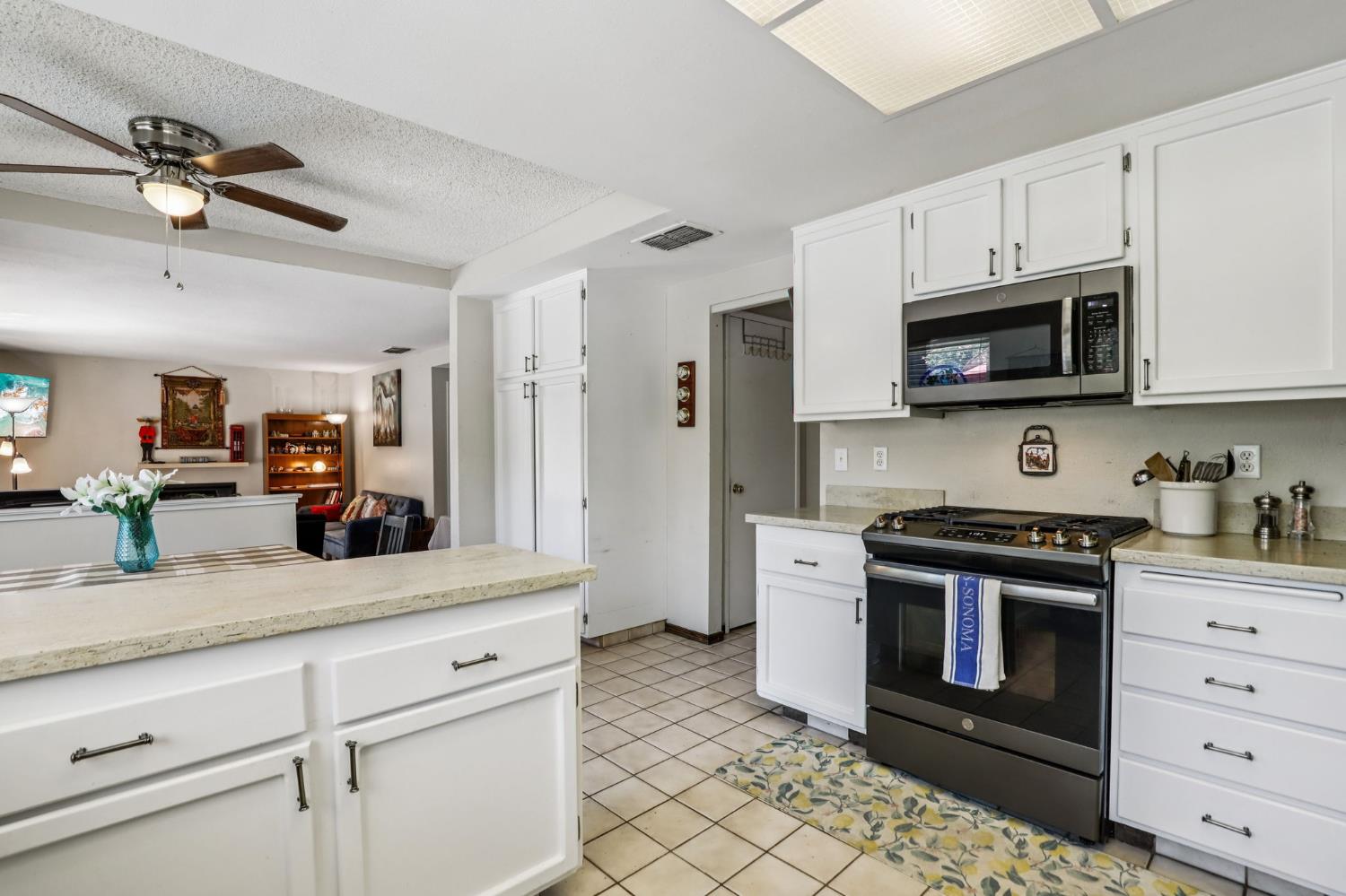 Detail Gallery Image 23 of 55 For 8058 Mesa Oak Way, Citrus Heights,  CA 95610 - 5 Beds | 3 Baths
