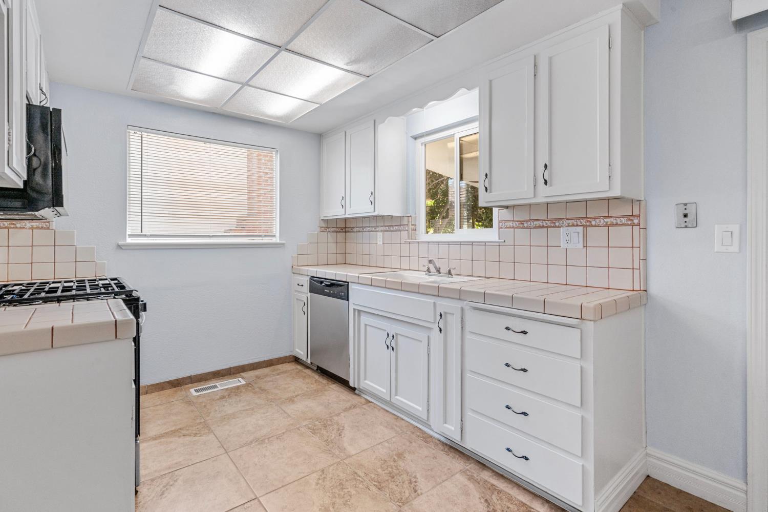 Detail Gallery Image 17 of 40 For 2040 Edgebrook Dr, Modesto,  CA 95354 - 3 Beds | 2 Baths