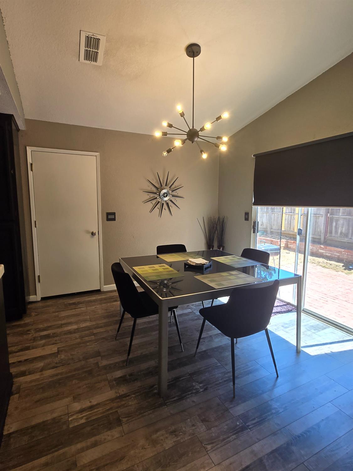 Detail Gallery Image 5 of 25 For 9388 Allendale Way, Sacramento,  CA 95829 - 3 Beds | 2 Baths