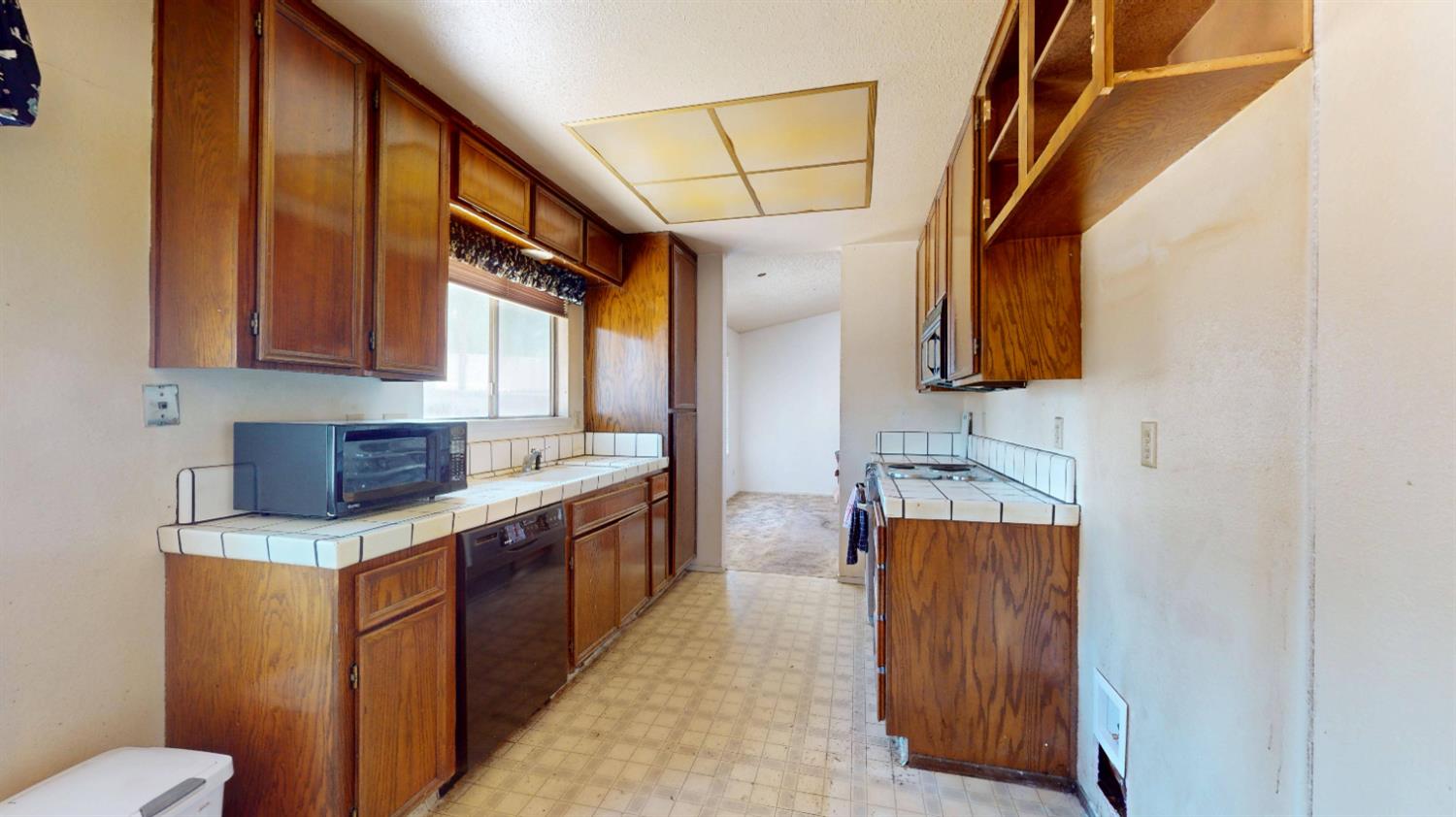 Detail Gallery Image 4 of 22 For 2716 Palomino Ln, Modesto,  CA 95355 - 3 Beds | 2/1 Baths