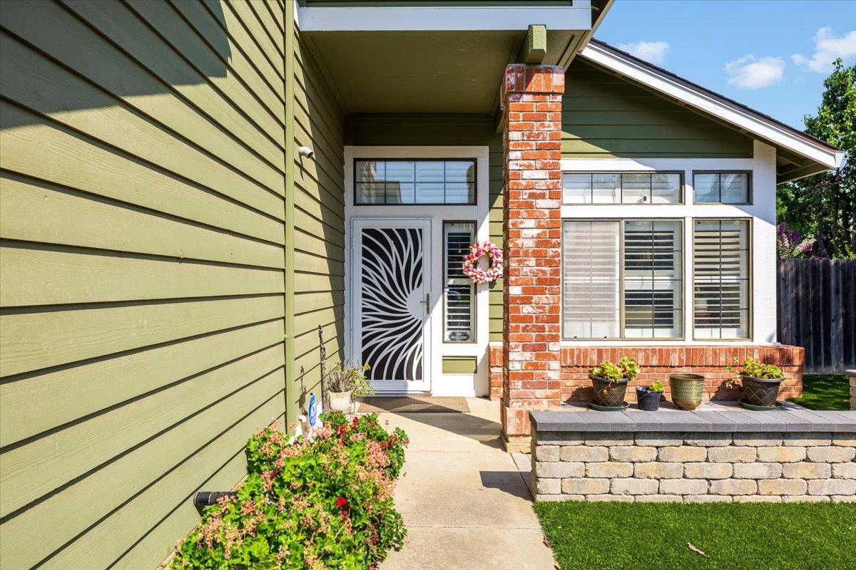 Detail Gallery Image 2 of 41 For 9128 Miners Creek Ct, Elk Grove,  CA 95758 - 4 Beds | 2/1 Baths