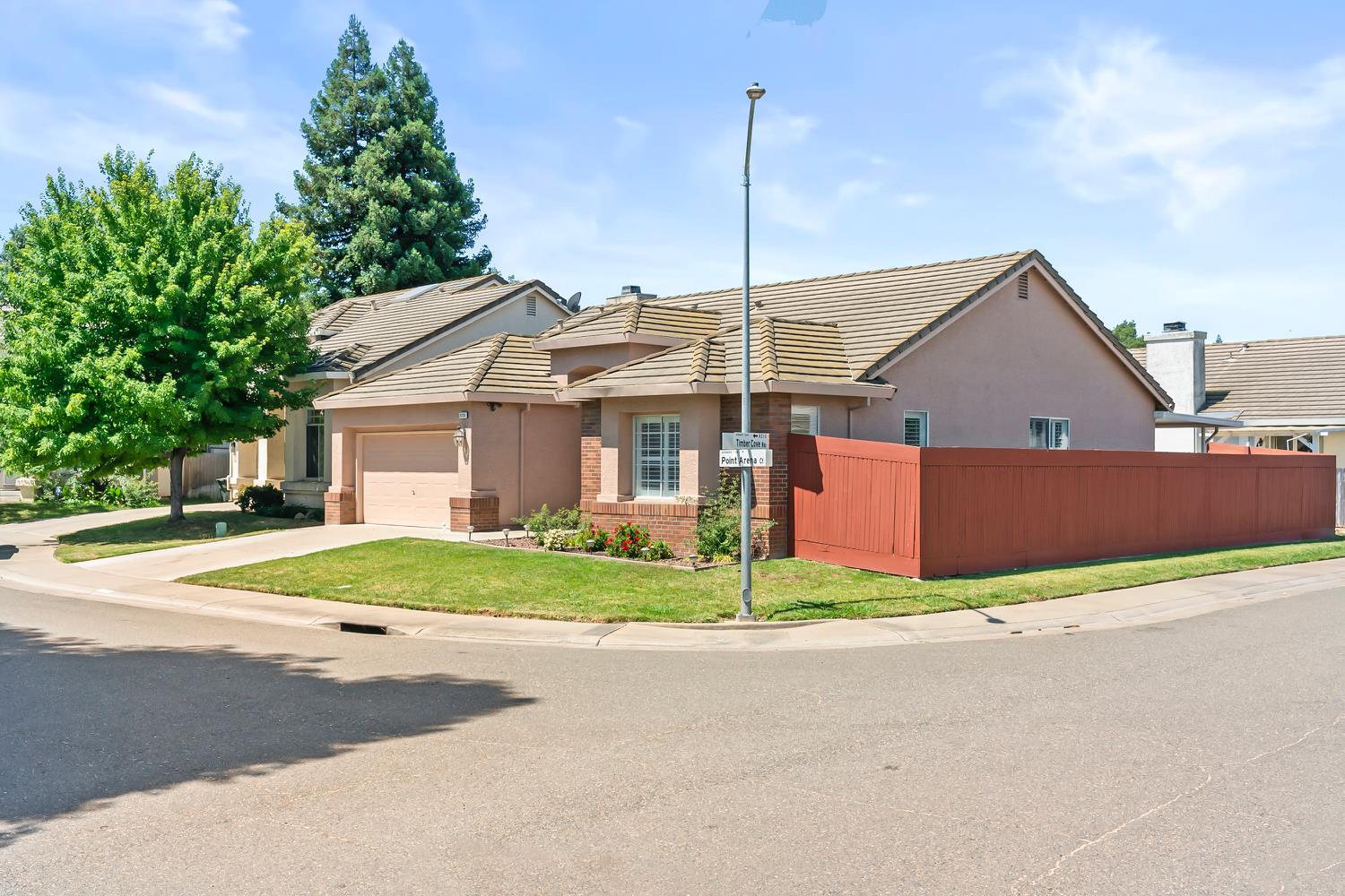 Detail Gallery Image 2 of 62 For 8250 Point Arena Ct, Sacramento,  CA 95828 - 2 Beds | 2 Baths