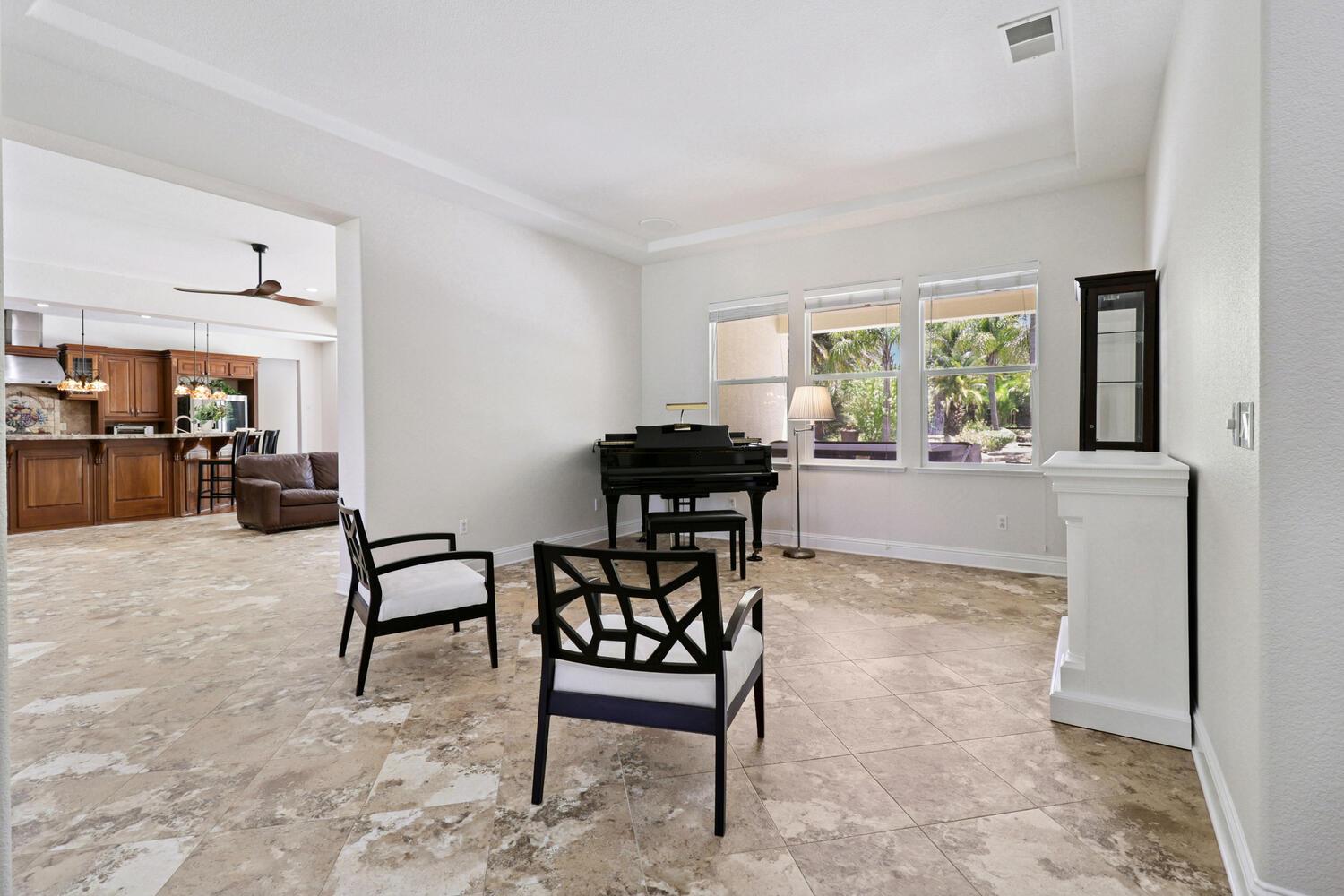 Detail Gallery Image 17 of 92 For 9896 Silvergate Ln, Elk Grove,  CA 95624 - 5 Beds | 3 Baths
