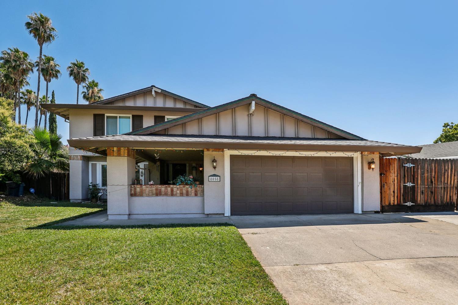 Detail Gallery Image 1 of 55 For 8058 Mesa Oak Way, Citrus Heights,  CA 95610 - 5 Beds | 3 Baths