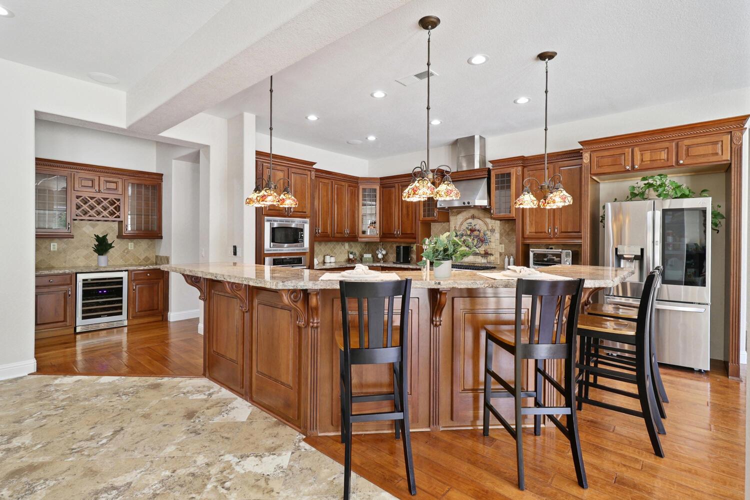 Detail Gallery Image 19 of 92 For 9896 Silvergate Ln, Elk Grove,  CA 95624 - 5 Beds | 3 Baths