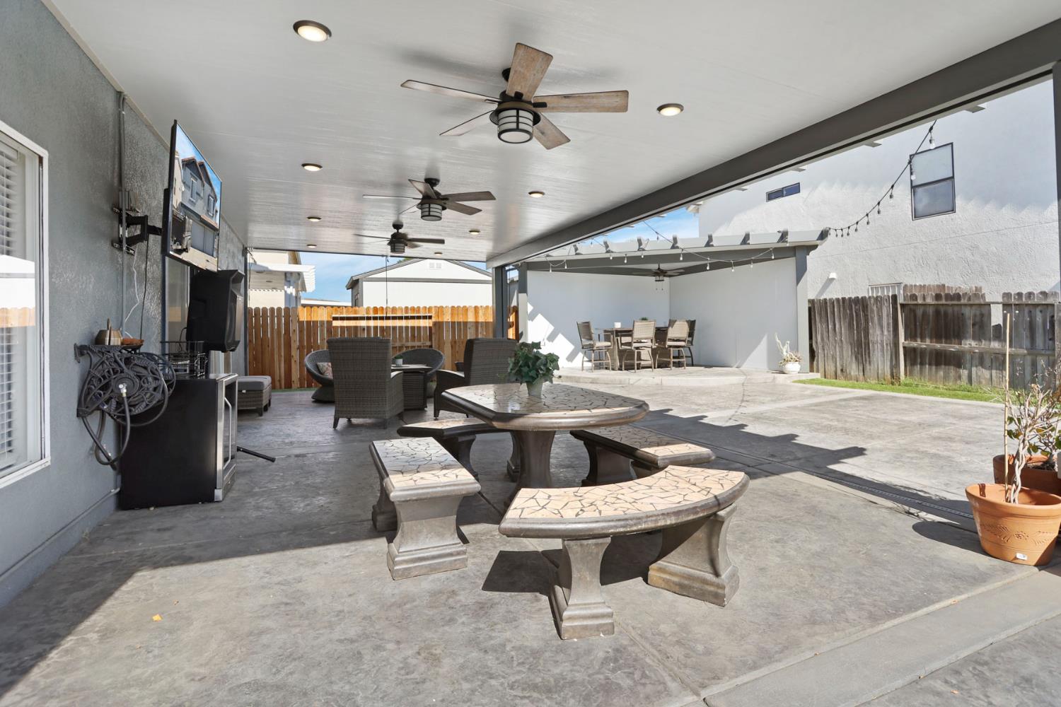 Detail Gallery Image 35 of 41 For 8841 Billfish Way, Sacramento,  CA 95828 - 5 Beds | 2/1 Baths