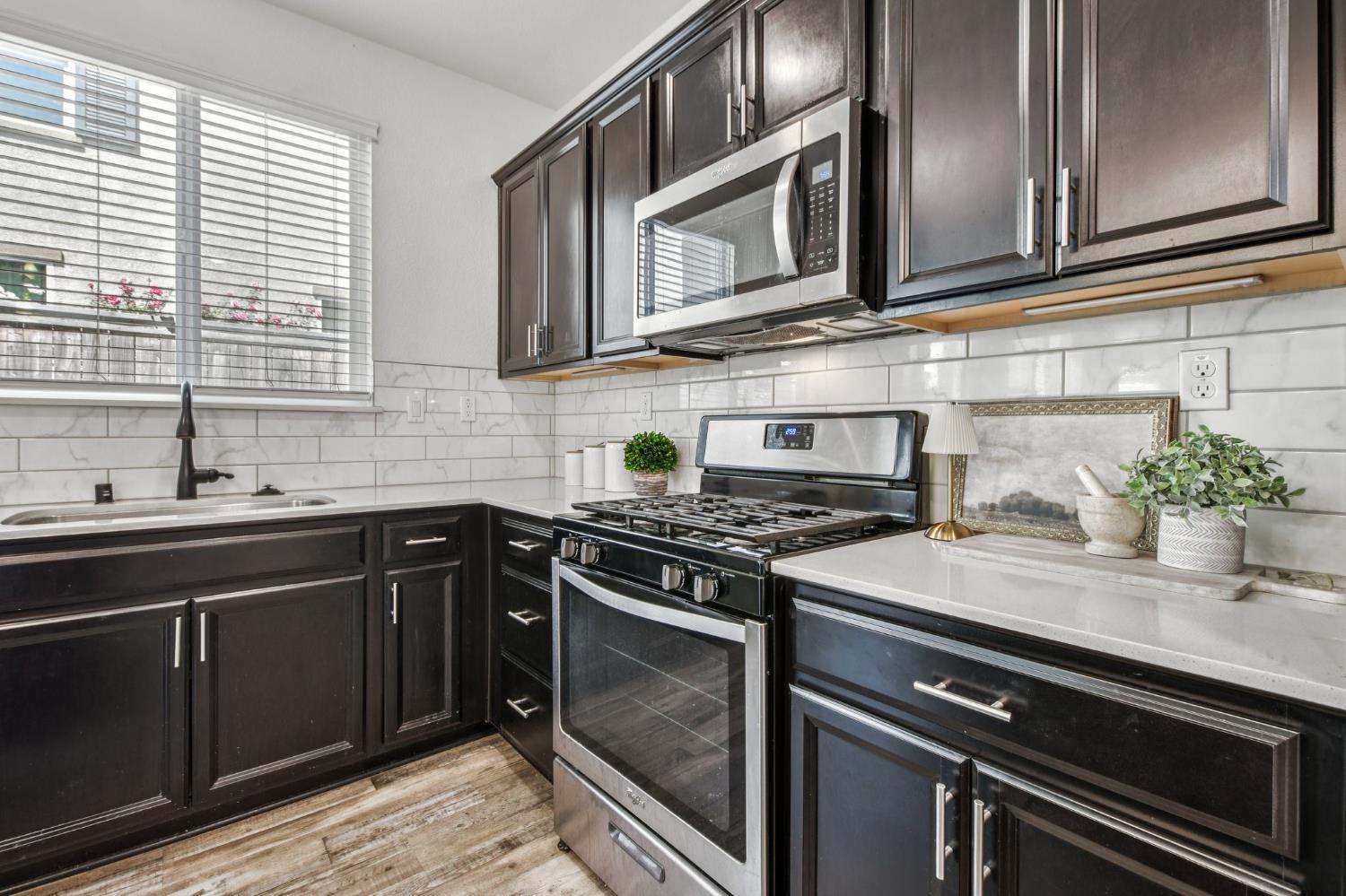 Detail Gallery Image 7 of 25 For 8205 Kramer Ranch Ln, Elk Grove,  CA 95758 - 3 Beds | 2/1 Baths