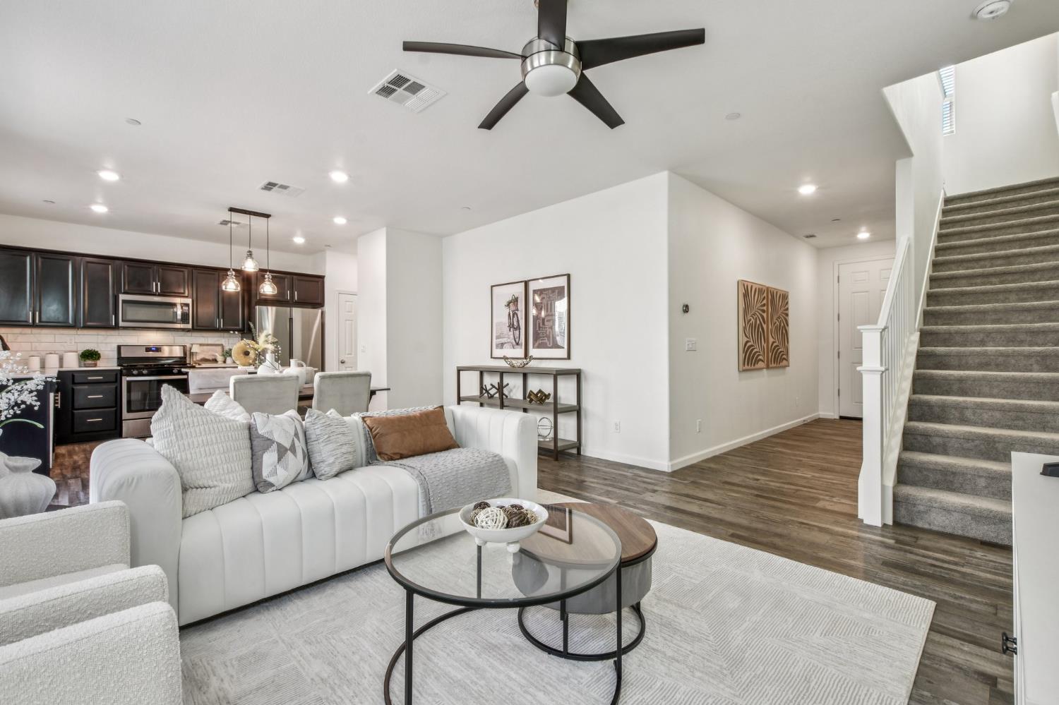 Detail Gallery Image 2 of 25 For 8205 Kramer Ranch Ln, Elk Grove,  CA 95758 - 3 Beds | 2/1 Baths