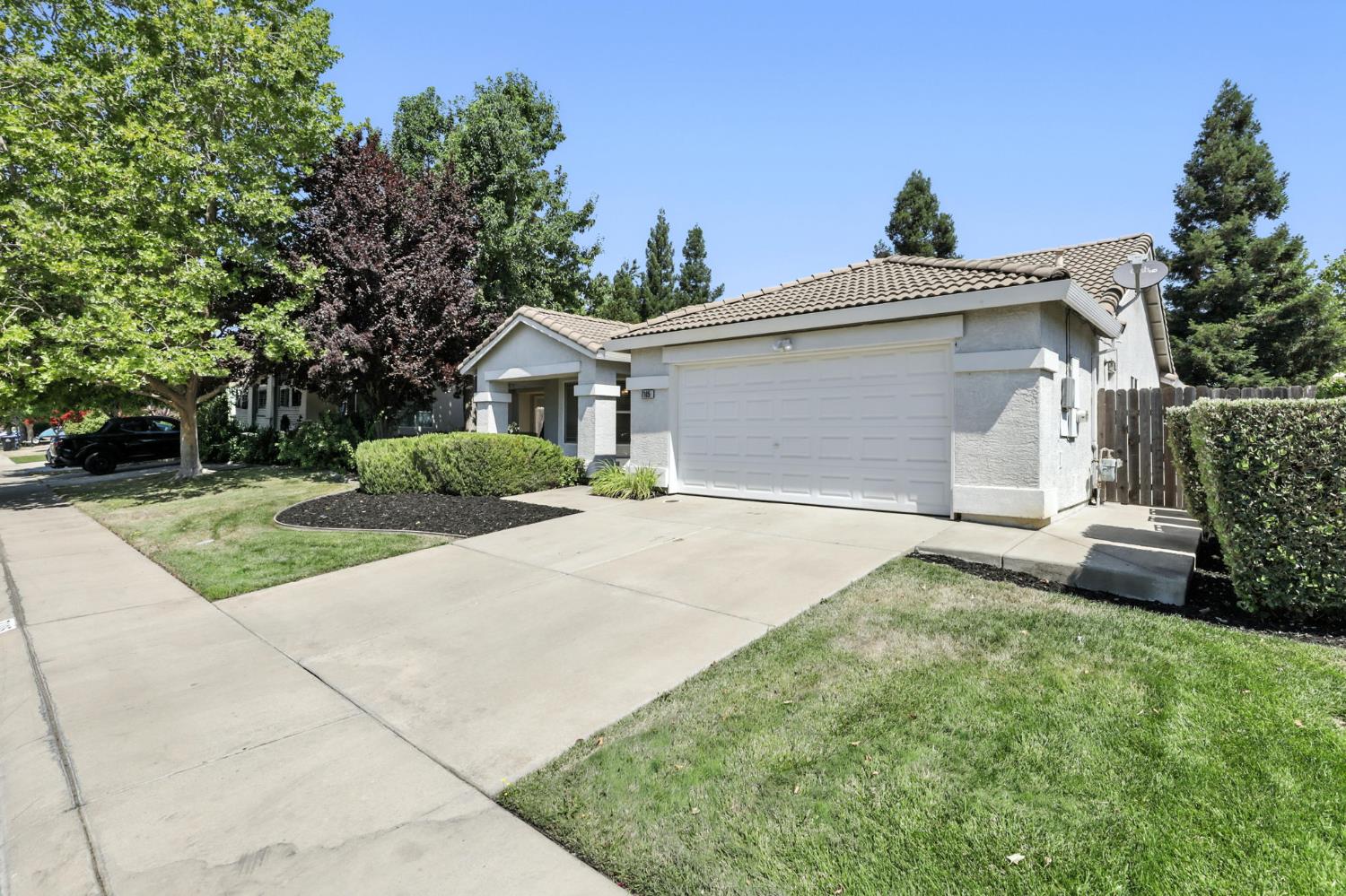 Detail Gallery Image 4 of 31 For 7105 Prazzo Way, Elk Grove,  CA 95757 - 3 Beds | 2 Baths
