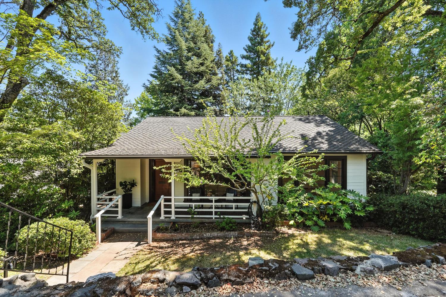 Detail Gallery Image 1 of 36 For 440 Foresthill Ave, Auburn,  CA 95603 - 3 Beds | 1 Baths