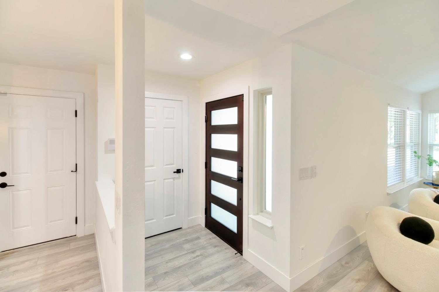 Detail Gallery Image 2 of 59 For 6550 Riverside Blvd, Sacramento,  CA 95831 - 3 Beds | 2 Baths