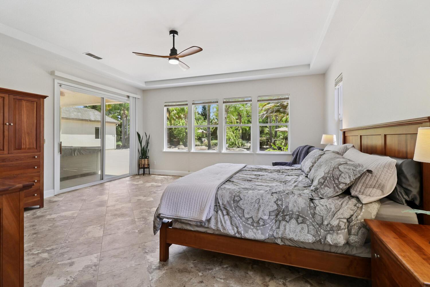 Detail Gallery Image 31 of 92 For 9896 Silvergate Ln, Elk Grove,  CA 95624 - 5 Beds | 3 Baths