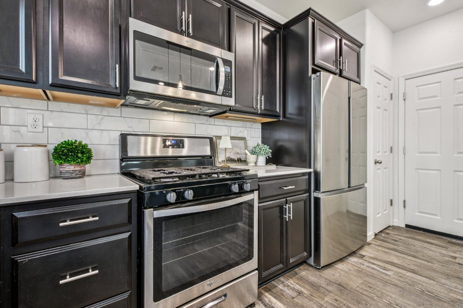 Detail Gallery Image 9 of 25 For 8205 Kramer Ranch Ln, Elk Grove,  CA 95758 - 3 Beds | 2/1 Baths