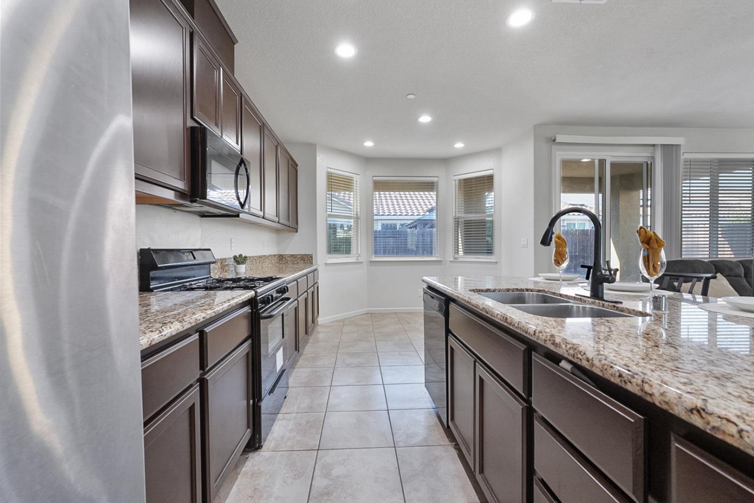 Detail Gallery Image 4 of 41 For 1444 San Pedro St, Los Banos,  CA 93635 - 4 Beds | 2 Baths