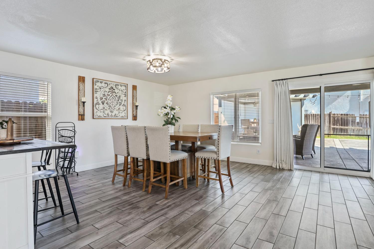 Detail Gallery Image 8 of 41 For 8841 Billfish Way, Sacramento,  CA 95828 - 5 Beds | 2/1 Baths