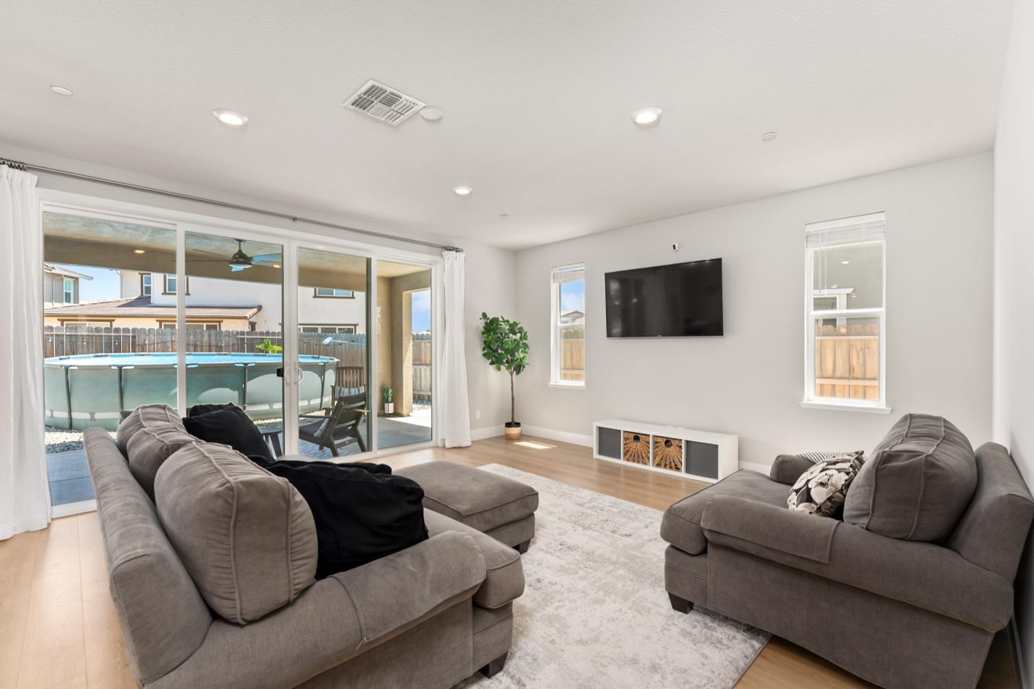 Detail Gallery Image 39 of 83 For 2073 Challenger Way, Roseville,  CA 95747 - 4 Beds | 3/1 Baths