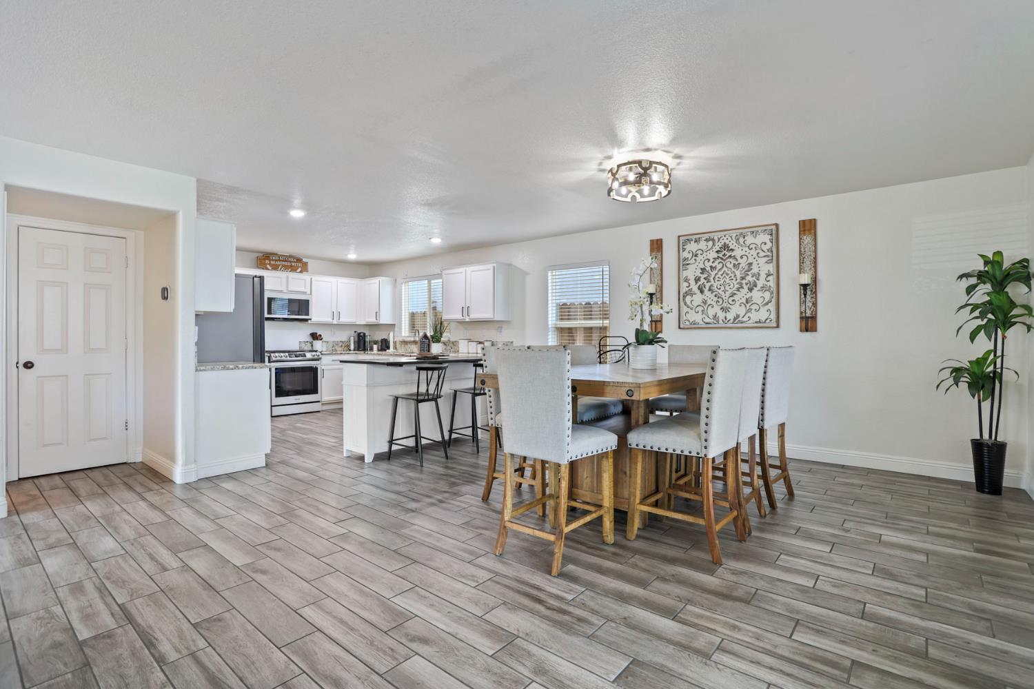 Detail Gallery Image 7 of 41 For 8841 Billfish Way, Sacramento,  CA 95828 - 5 Beds | 2/1 Baths