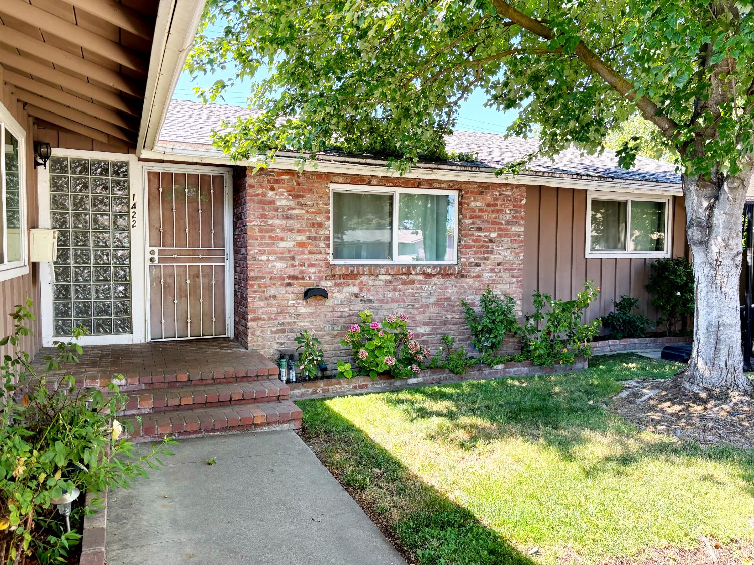 Detail Gallery Image 1 of 35 For 1422 Locke Rd, Modesto,  CA 95355 - 3 Beds | 2 Baths